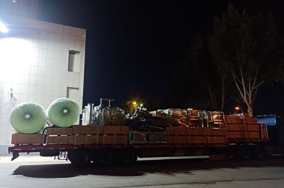 【川一股份】35臺變頻供水機組設備裝車發(fā)往云南昆明市